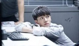 圈内人爆料王嘉尔恋情,甜蜜互动引粉丝热议